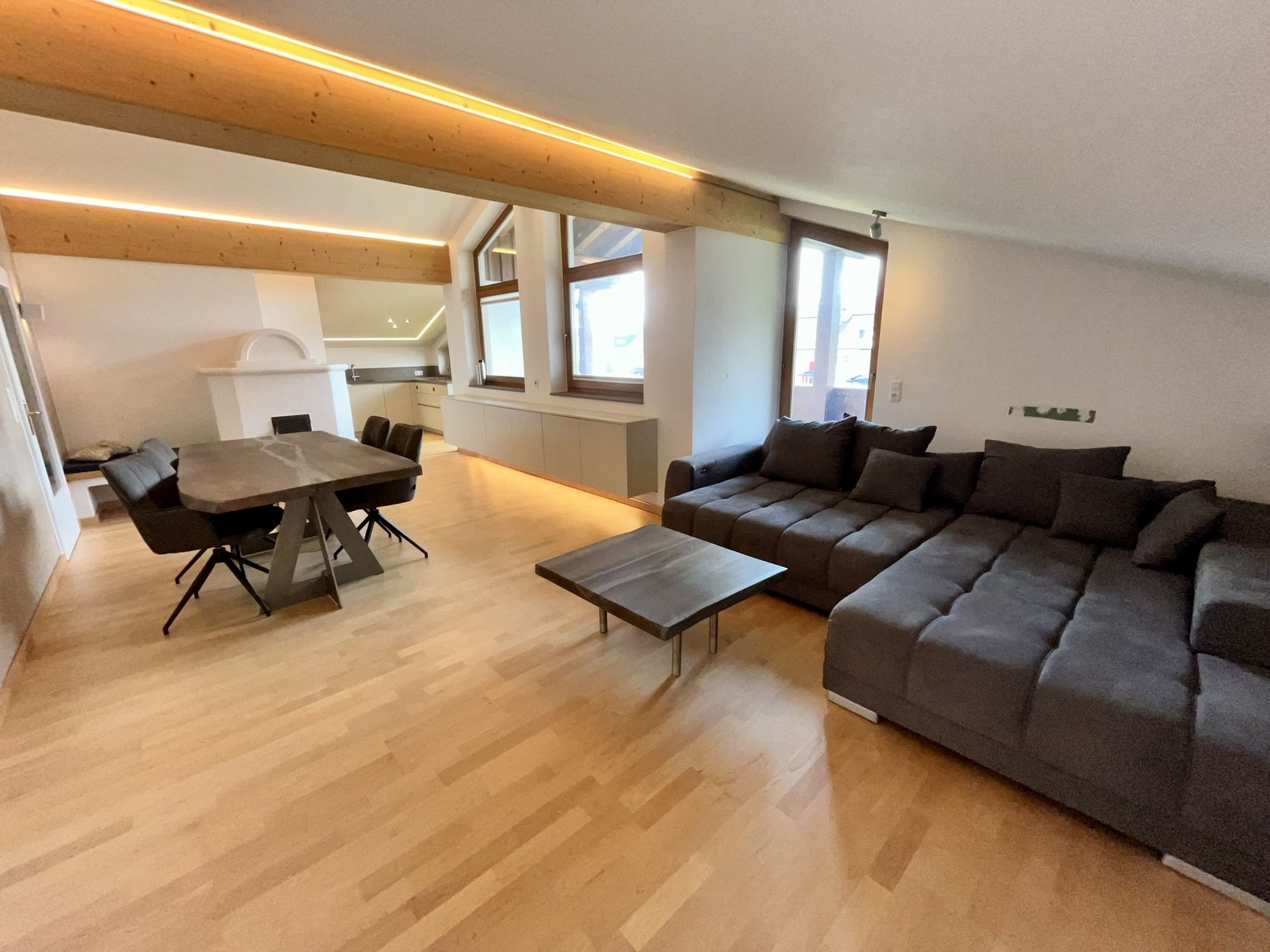 Sonnige Dachgeschosswohnung mit Südbalkon, Kamin & 2 TG-Stellplätzen – St. Johann in Tirol
