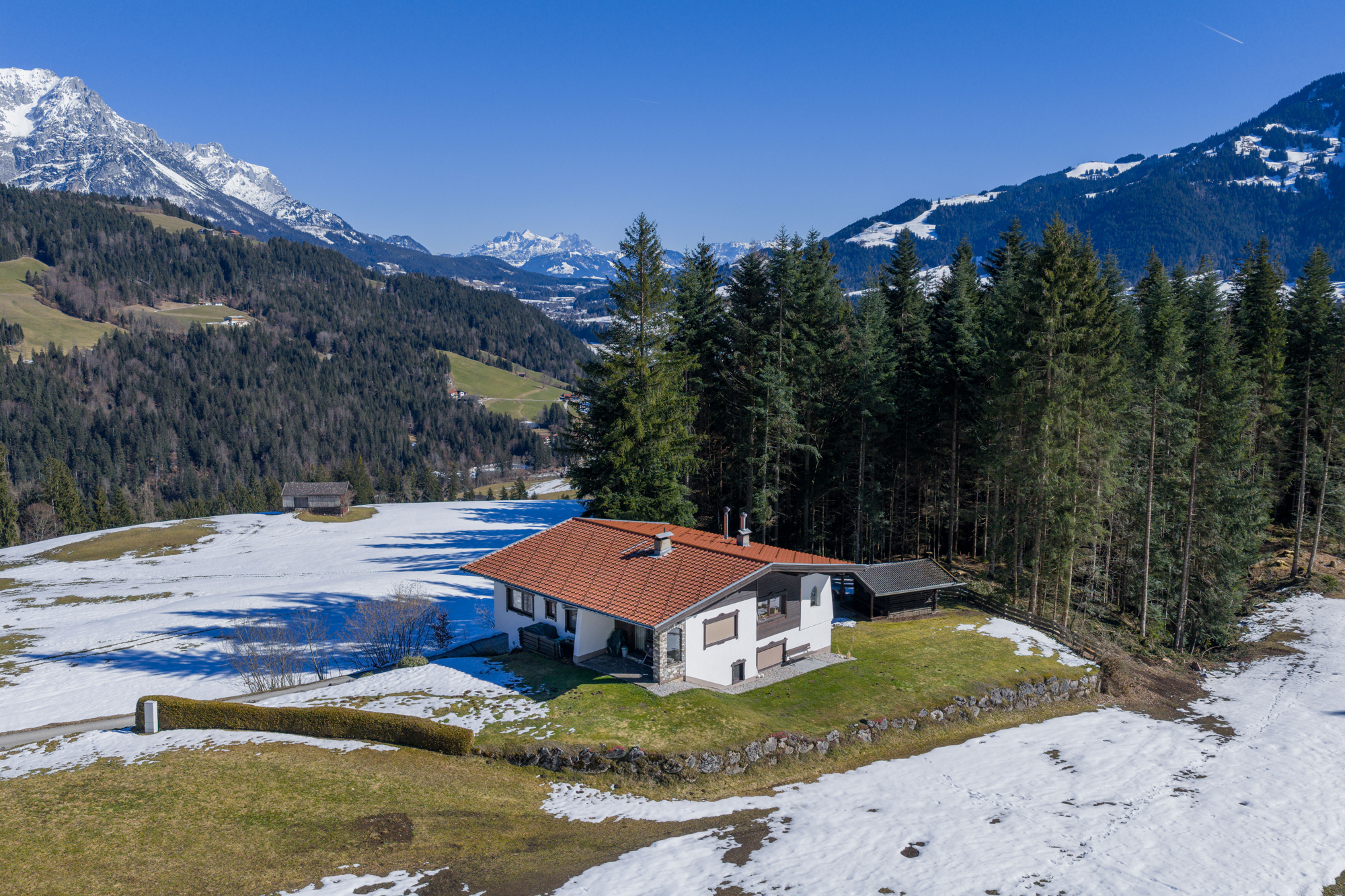 FREIZEITWOHNSITZ - Haus mit drei Wohnungen in sonniger Höhen- und Alleinlage von Söll in Tirol