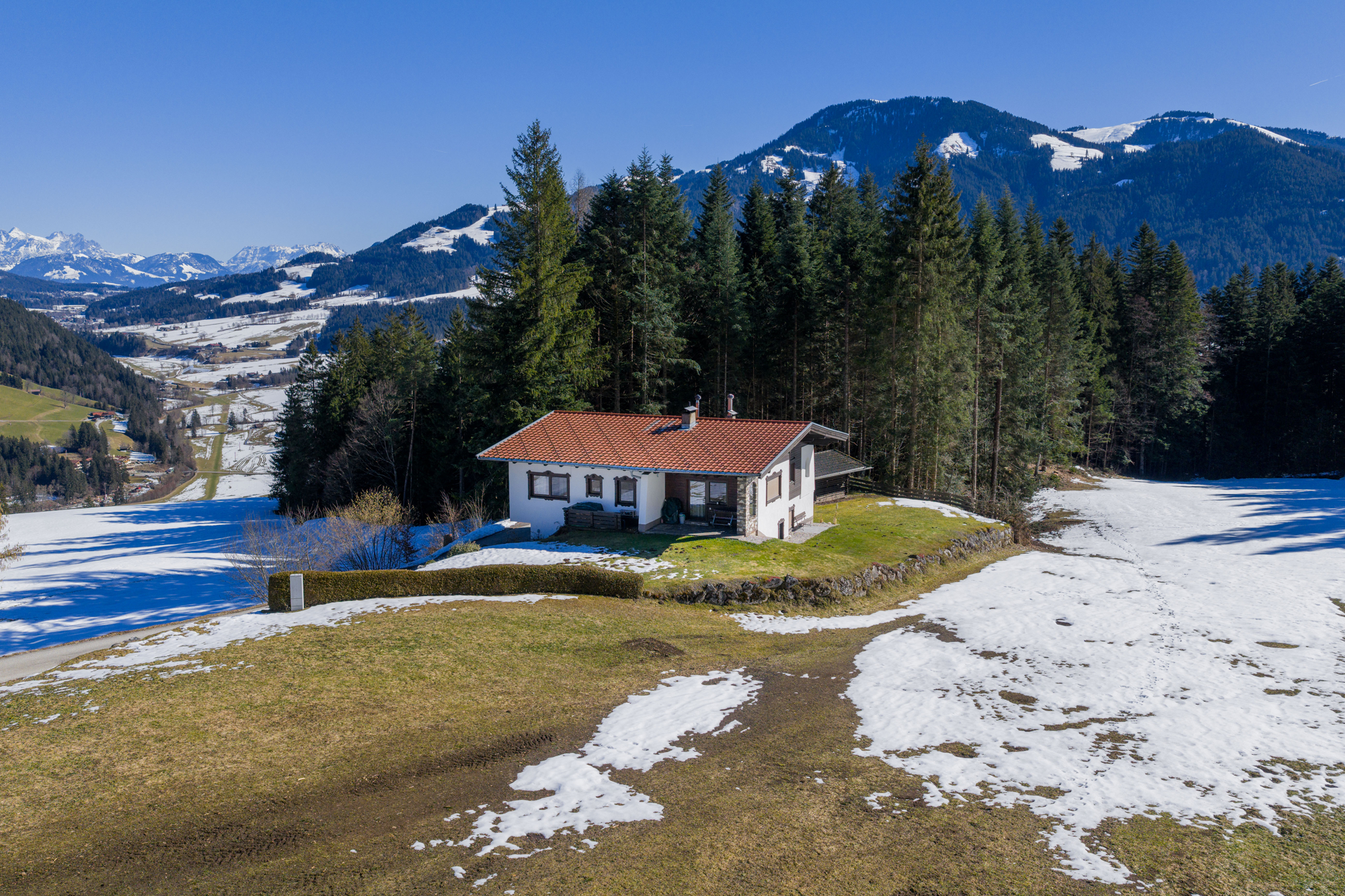 FREIZEITWOHNSITZ - Haus mit drei Wohnungen in sonniger Höhen- und Alleinlage von Söll in Tirol