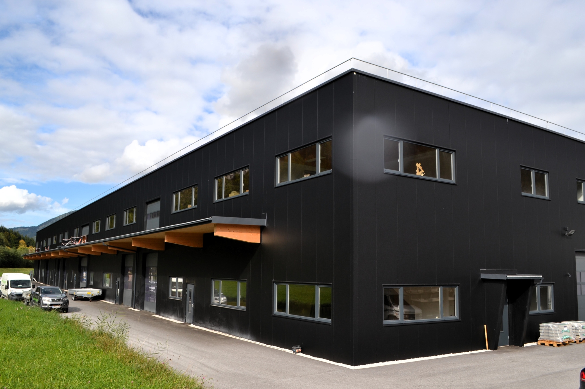 Neu errichtete Gewerbehalle in hochwertiger Holzbauweise, unweit von St. Johann in Tirol