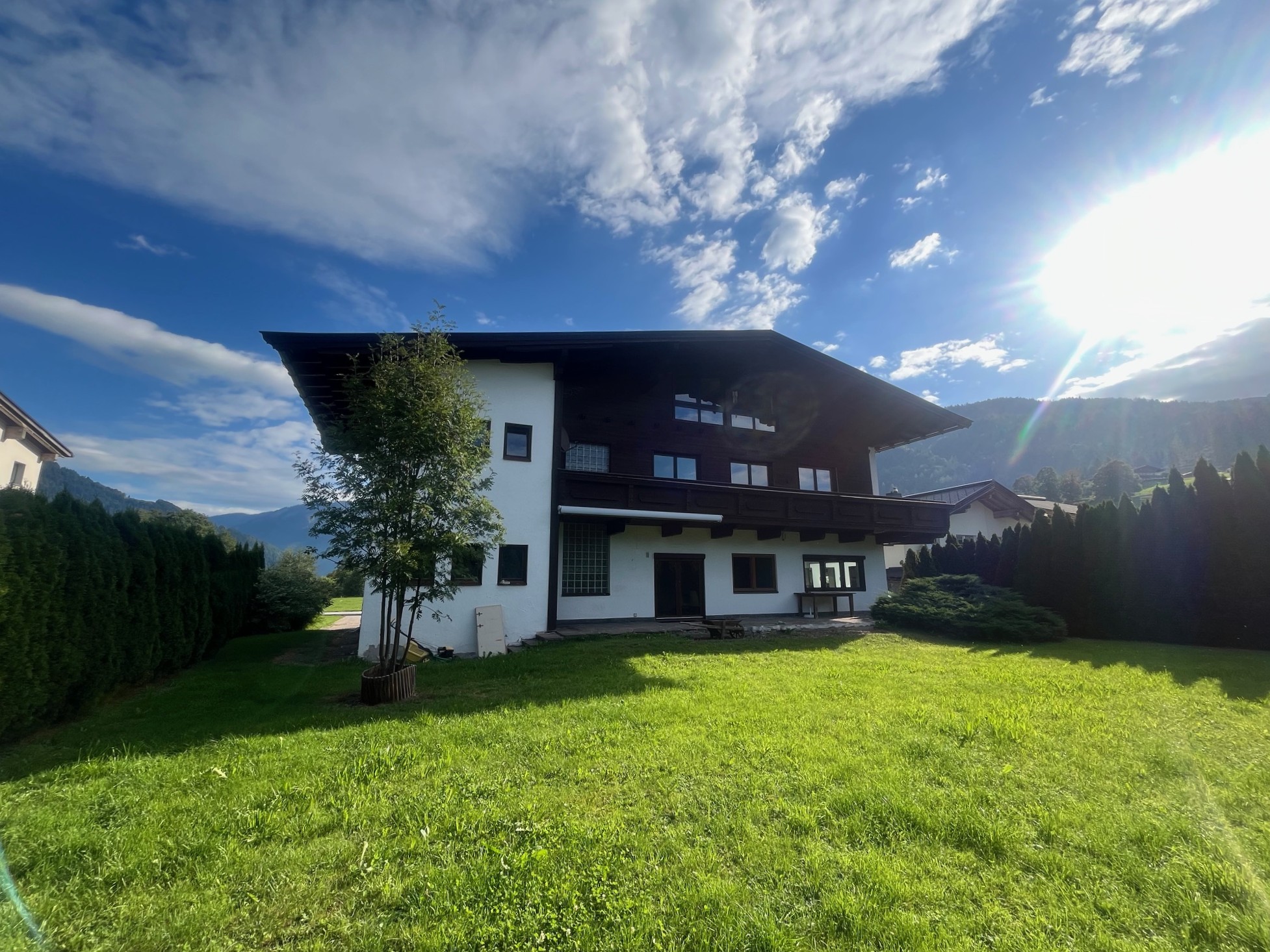 Haus mit zwei Wohnungen und Geschäftsfläche am Zentrumsrand von Kirchdorf in Tirol